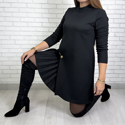 Elegancka sukienka z długim rękawem i plisowanymi panelami