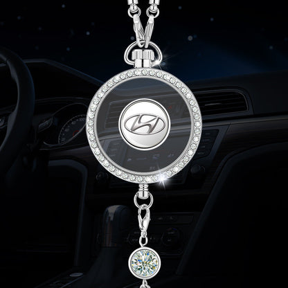 Wisiorek z logo aromaterapii samochodowej z metalu i diamentów