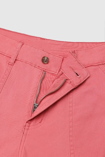 Spodnie Capri z kieszeniami i średnim stanem, zakładkami u dołu i kilkoma kieszeniami