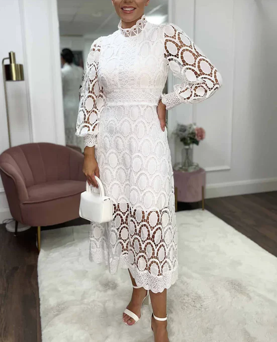 Damska sukienka średniej długości z eleganckim, przewiewnym dekoltem