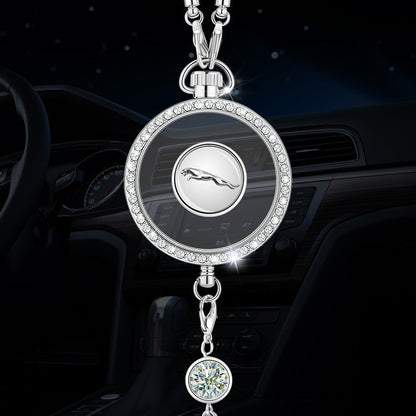 Wisiorek z logo aromaterapii samochodowej z metalu i diamentów