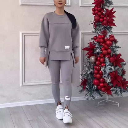 Nieregularny komplet składający się z bluzy z długim rękawem i nadrukiem oraz legginsów