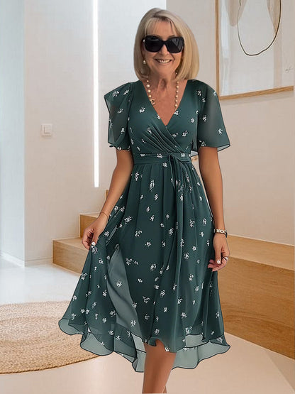 Prosta, swobodna sukienka z dekoltem w serek i nadrukiem