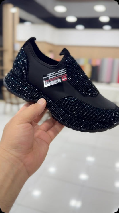 Modne, codzienne trampki z kryształkami