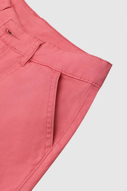 Spodnie Capri z kieszeniami i średnim stanem, zakładkami u dołu i kilkoma kieszeniami