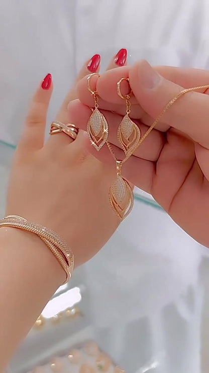 Stylowy i wszechstronny zestaw składający się z trzech części: bransoletki, pierścionka i naszyjnika