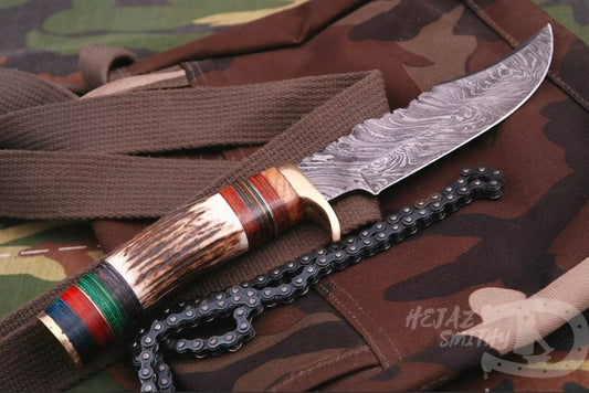 Ręcznie robiony nóż do skórowania ze stali damasceńskiej o długości 15 cm z rękojeścią z poroża