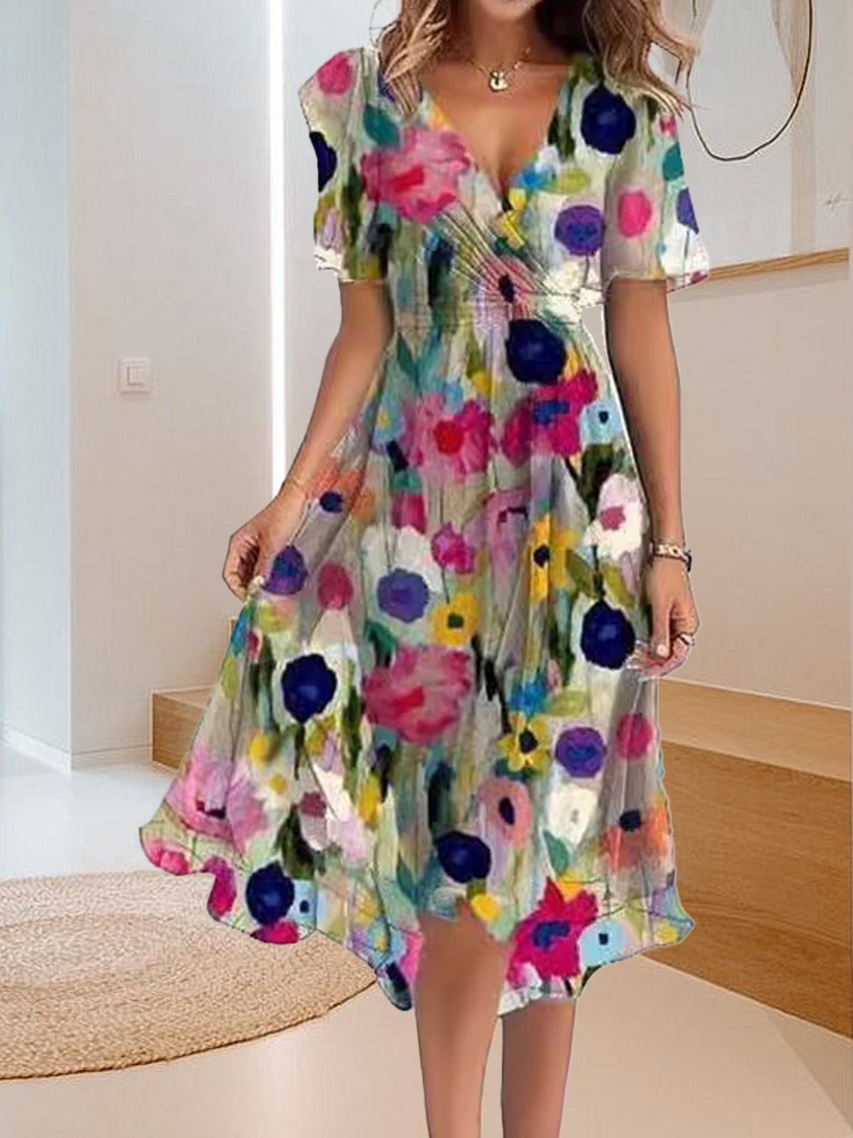 Prosta, swobodna sukienka z dekoltem w serek i nadrukiem