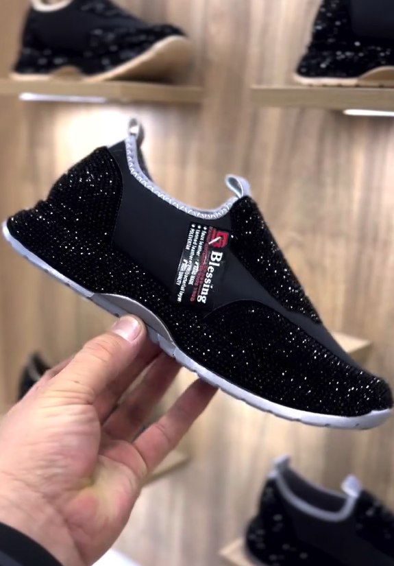 Modne, codzienne trampki z kryształkami