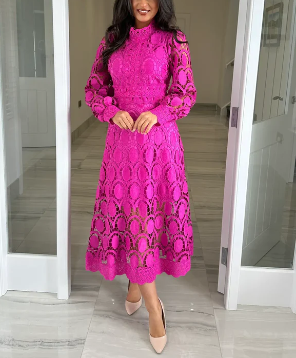 Damska sukienka średniej długości z eleganckim, przewiewnym dekoltem