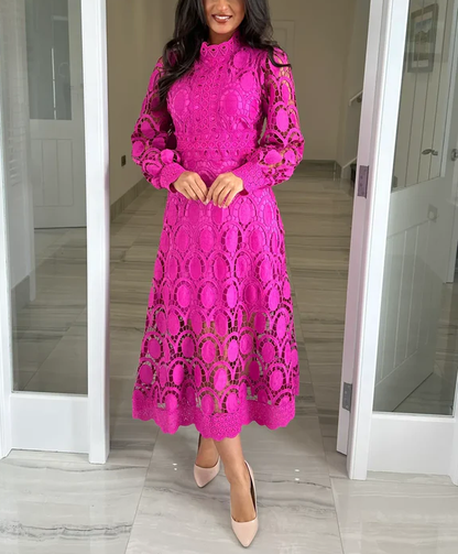 Damska sukienka średniej długości z eleganckim, przewiewnym dekoltem