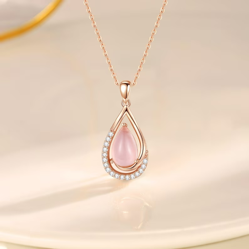 Naszyjnik z wisiorkiem w kształcie serca z linii róż