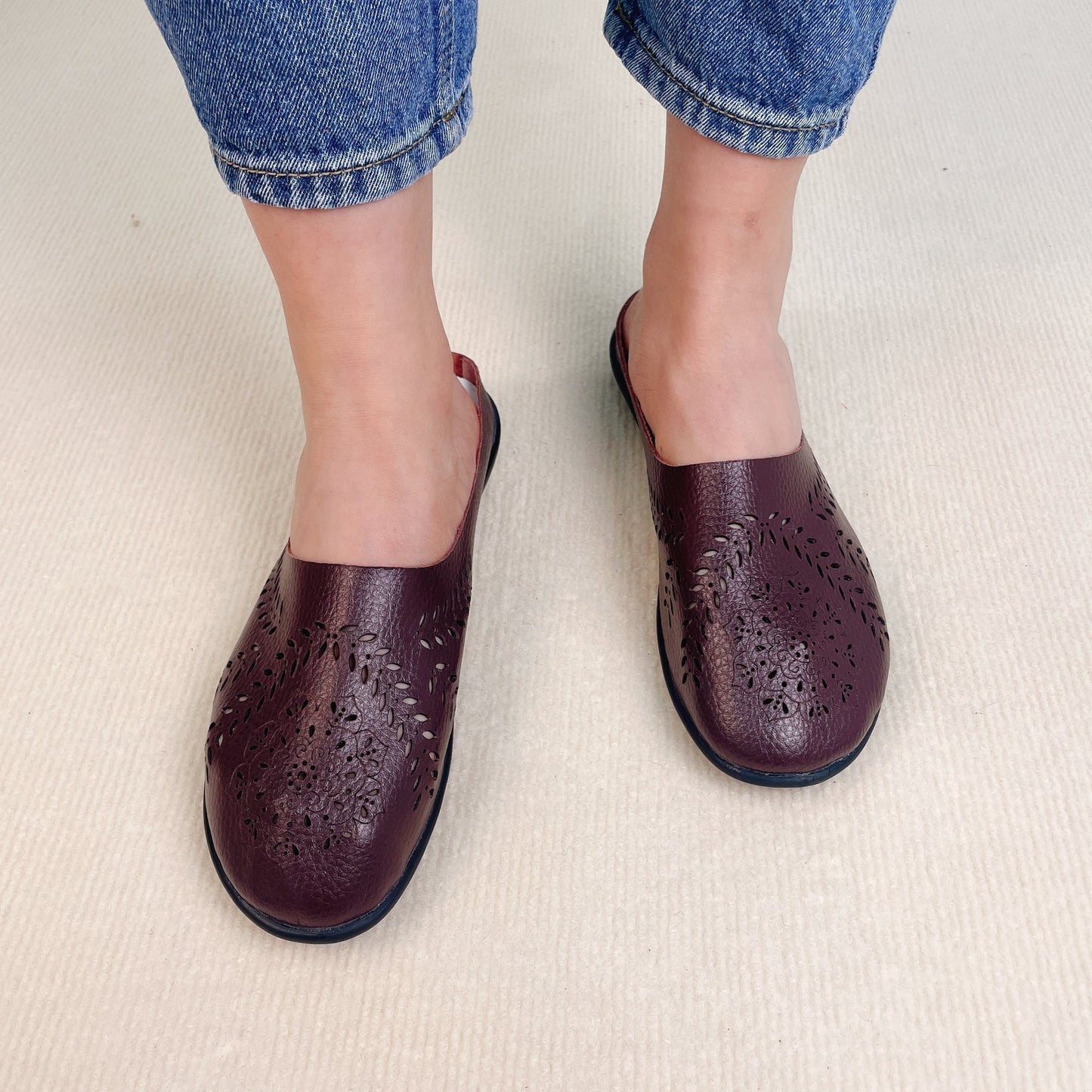 Luźne kapcie z kwiatowym wycięciem dla wszystkich typów stóp