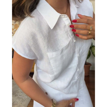 Stylowy dwuczęściowy komplet składający się z lniano-bawełnianej koszuli z krótkim rękawem oraz spodni z szerokimi nogawkami