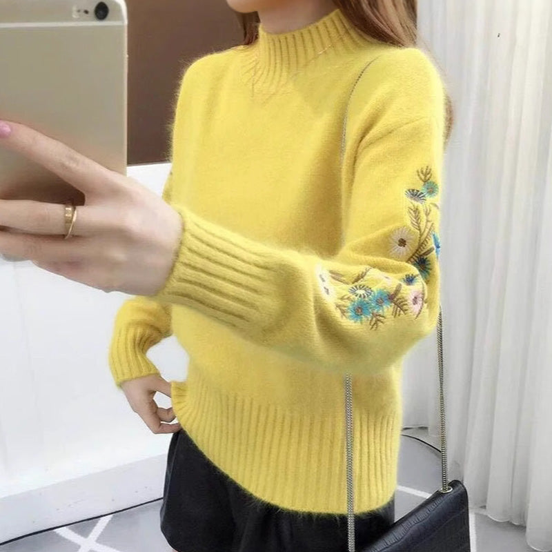 Gruby sweter z kaszmirowej dzianiny z kwiatowym haftem