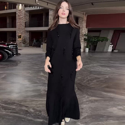 Elegancka sukienka z okrągłym dekoltem i cekinami