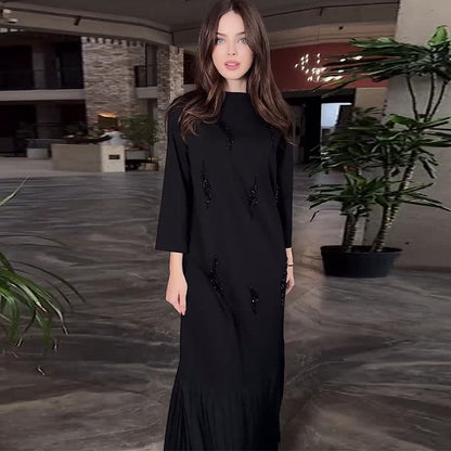 Elegancka sukienka z okrągłym dekoltem i cekinami