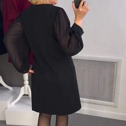 Czarna sukienka midi z ozdobnymi kamieniami szlachetnymi