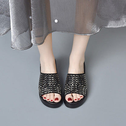 Damskie błyszczące sandały na koturnie