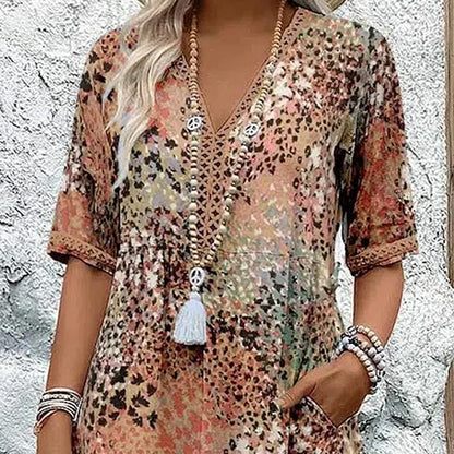 💥Damska sukienka midi z dekoltem w serek i nadrukiem