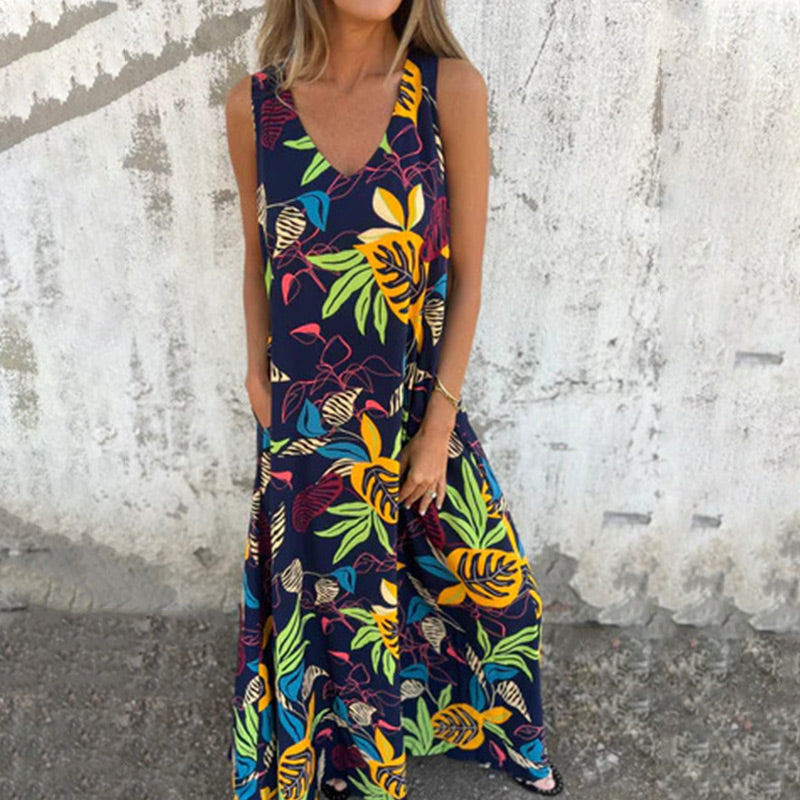 Modna sukienka z dekoltem w serek, luźną kieszenią i nadrukiem bez ramiączek