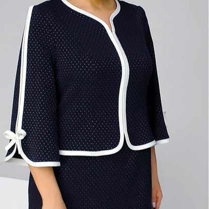 Elegancki top z kokardą i spódnica z rozcięciem na plecach