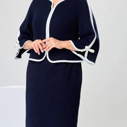 Elegancki top z kokardą i spódnica z rozcięciem na plecach