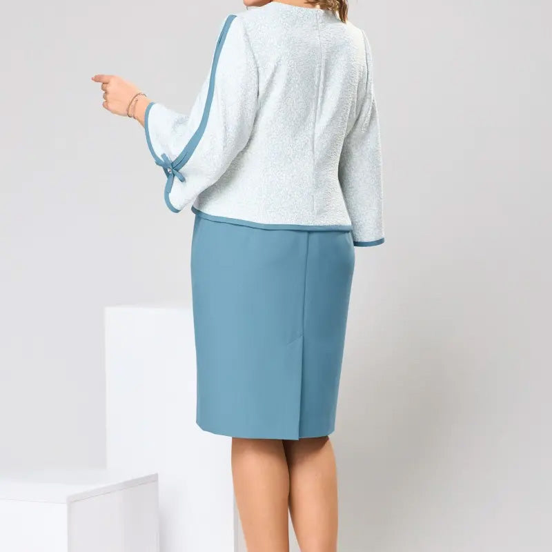 Elegancki top z kokardą i spódnica z rozcięciem na plecach