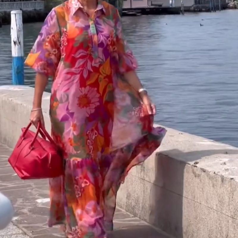 Czerwona sukienka z szyfonu z kwiatowym nadrukiem