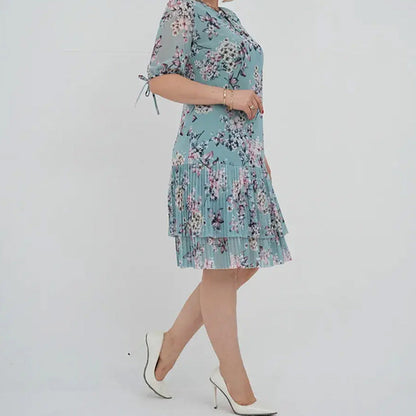 Elegancka damska sukienka plisowana z krótkim rękawem i długą spódnicą