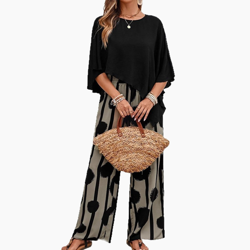 Elegancki komplet składający się z bluzki z rękawem 3/4 i wzorzystych spodni