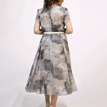 Elegancka damska sukienka midi z okrągłym dekoltem i krótkim rękawem