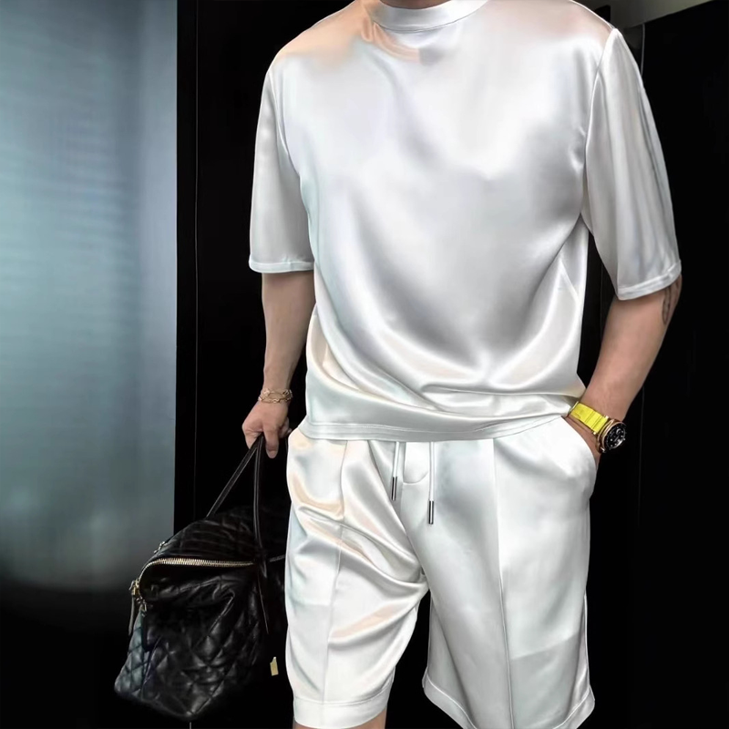 Męski, casualowy, monochromatyczny komplet składający się z bluzki i bermudów