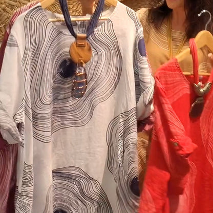 Damska sukienka z nadrukiem z dekoltem w szpic