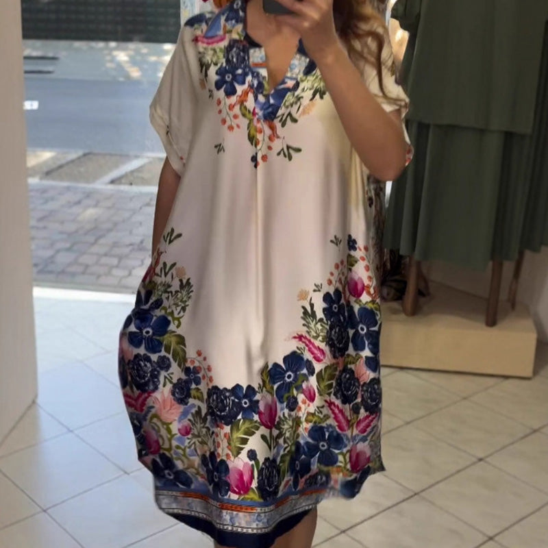 Luźna sukienka w kwiaty z dekoltem w szpic