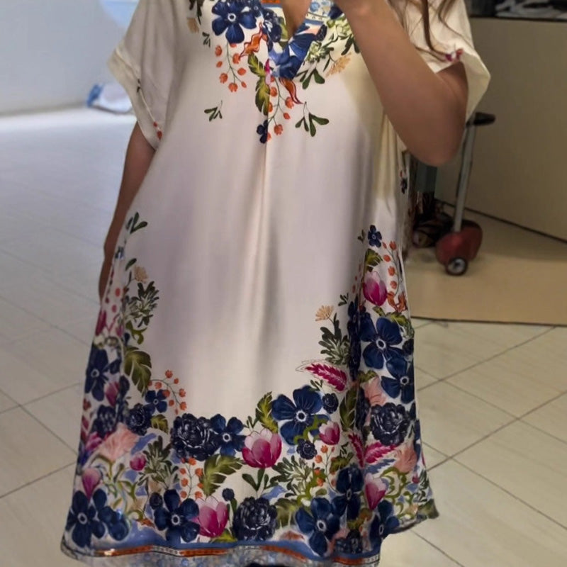 Luźna sukienka w kwiaty z dekoltem w szpic