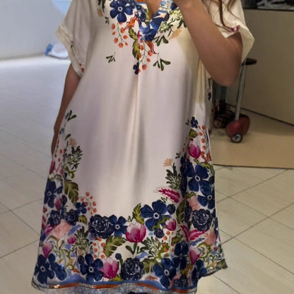 Luźna sukienka w kwiaty z dekoltem w szpic