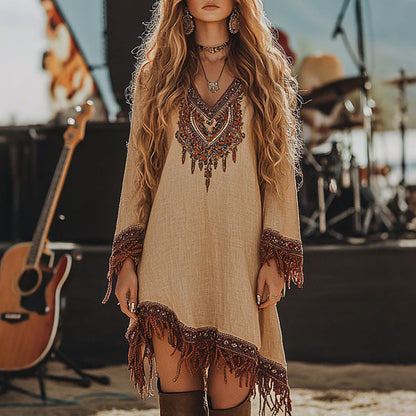 Damskiej sukienki z frędzlami i nadrukiem w stylu retro